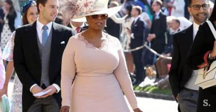 Oprah arrived at the Royal Wedding in a dress by Stella McCartney, a bag by  Gabriela Hearst, Aquazurra pumps and a hat by Philip Treacy