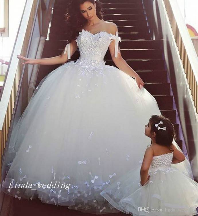 beautiful tulle ball gown chapel train lace up sweetheart sleeveless wedding  Dress WDWD2856