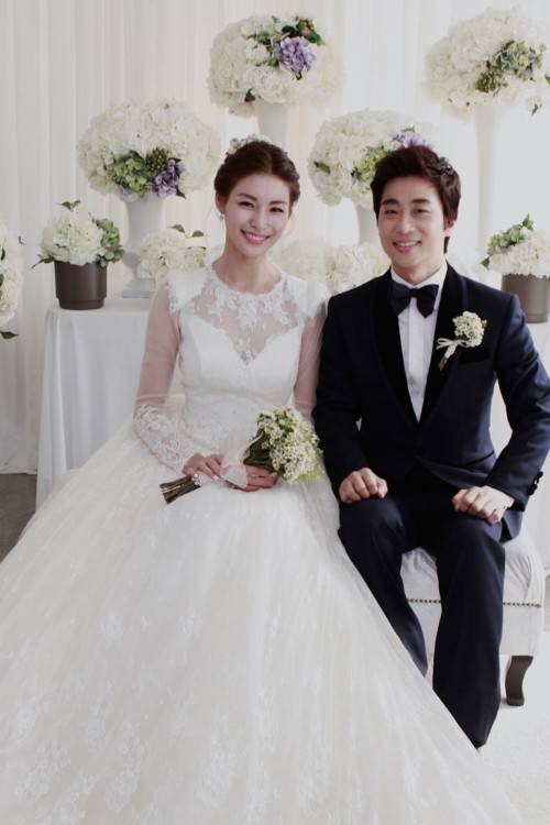 South Korean actress, Lee Bo Young (이보영) tied the knot with Ji Sung (지성) at  Seoul Walkerhill Hotel in Seoul, South Korea on September 27, 2013