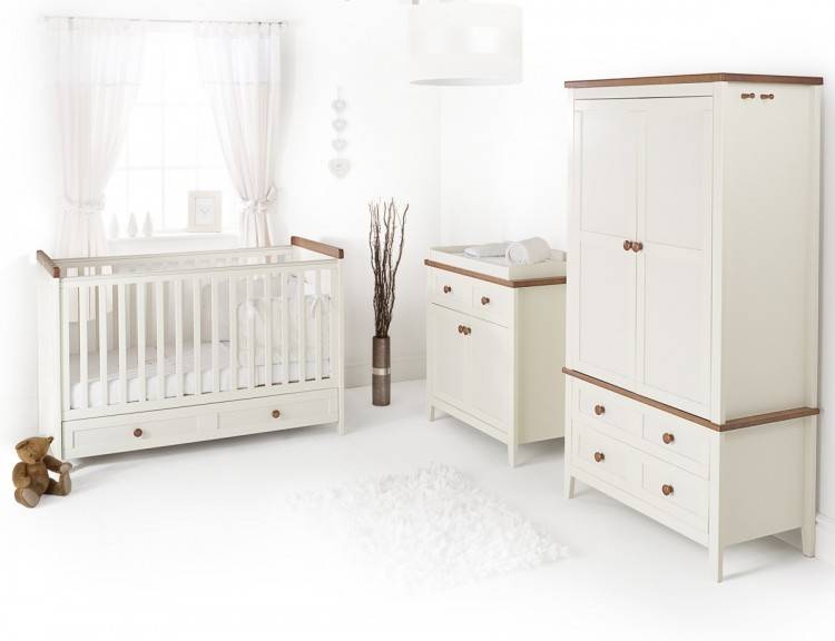 A traditional white bedroom with HEMNES wardrobe and chest of drawers in  white
