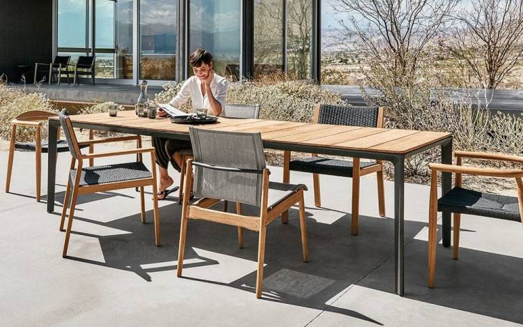 This modern outdoor furniture set is the perfect complement to Post Modern  architecture