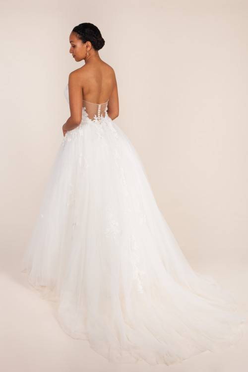 Shop New & Preowned Wedding Dresses, Jewelry, Gifts & Accessories from  Around the World to Your Door