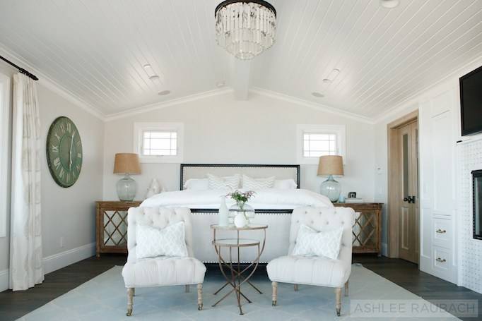 The white  walls makes this space feel bright and airy