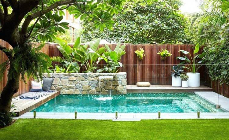 Make sure the style of the pool matches with your home [Design: Robert  Kaner