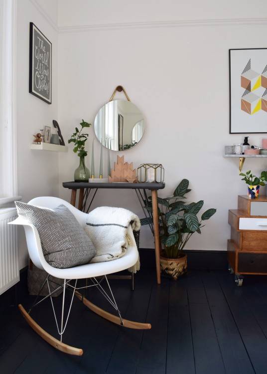 This gorgeous bedroom accent wall is made with pallet boards! Learn the  great tips here on how to stagger the pallet wood joints